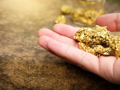 Giá vàng hôm nay ngày 27/5: Bất chấp bán tháo, vàng vẫn tăng hơn 6% từ đầu năm