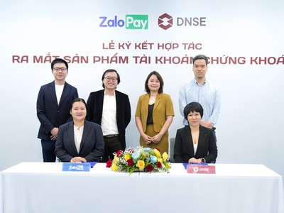 Bà Lê Lan Chi - Tổng giám đốc ZaloPay (bên trái) và bà Phạm Thị Thanh Hoa - Tổng giám đốc DNSE (bên phải) tại Lễ ký kết thỏa thuận hợp tác.