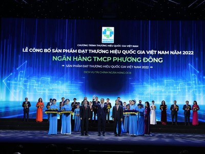 Ông Bùi Thành Trung – Phó tổng giám đốc đại diện ngân hàng nhận cúp biểu trưng “Thương hiệu Quốc gia Việt Nam 2022”