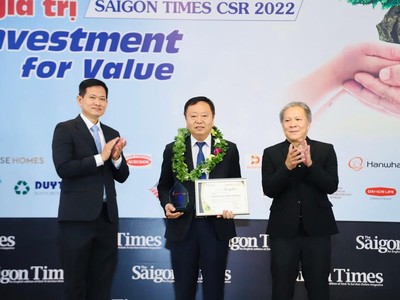 Đại diện Nam A Bank nhận chứng nhận “Doanh nghiệp vì cộng đồng”