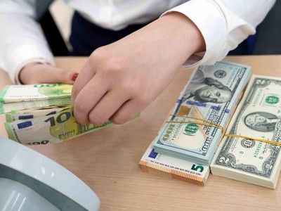 Tỷ giá USD/VND tăng lên mức kỷ lục gần 25.000 đồng, nhưng tỷ lệ mất giá của VND vẫn thấp hơn nhiều so với các đồng tiền khác trên thế giới