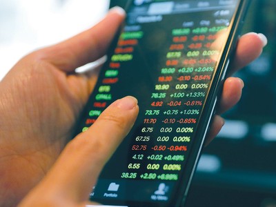Giá vàng và USD giảm, tiền có chọn chứng khoán?