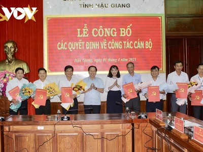 Ông Lê Tiến Châu (thứ tư từ trái qua)- Ủy viên Trung ương Đảng, Bí thư Tỉnh ủy Hậu Giang trao Quyết định bổ nhiệm, bổ nhiệm lại cho các cán bộ.