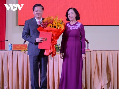 Bà Trương Thị Mai trao quyết định của Bộ Chính trị cho ông Lê Đức Thọ.