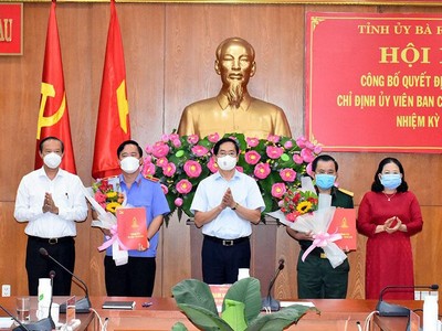 Thường trực Tỉnh ủy Bà Rịa - Vũng Tàu trao quyết định và chúc mừng đồng chí Nguyễn Tâm Hùng, đồng chí Mai Văn Linh.