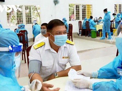 Trà Vinh tiêm vaccine cho lực lượng thường xuyên tiếp xúc với nhiều người.