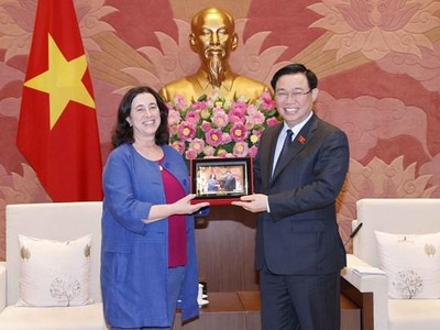 Chủ tịch Quốc hội Vương Đình Huệ tặng quà lưu niệm cho bà Manuel V.Ferro, Phó Chủ tịch Ngân hàng Thế giới Toàn cầu (World Bank) (Ảnh: Xuân Khu/TTXVN).