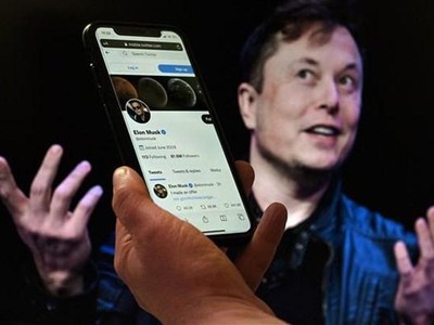 Câu chuyện giữa Twitter và CEO của Tesla trở nên căng thẳng kể từ khi ông Elon Musk thông báo “quay xe,” dừng lại việc mua lại mạng xã hội này. (Ảnh: AFP/TTXVN)