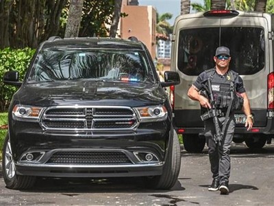 Nhân viên Sở Mật vụ Mỹ gác bên ngoài tư dinh Mar-A-Lago của cựu Tổng thống Donald Trump ở Palm Beach, Florida (Mỹ), ngày 9/8/2022. (Ảnh: AFP/TTXVN).