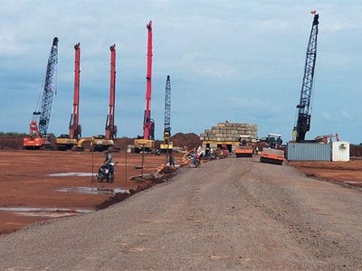 Trên công trường sân bay Long Thành máy móc được huy động để thi công phần móng cọc của nhà ga - Ảnh: Lê Vinh.