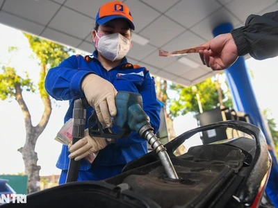 Giá xăng hiện ở mức thấp nhất trong vòng 1 năm qua (Ảnh: Mạnh Quân).