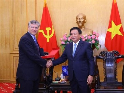 Giám đốc Học viện Chính trị quốc gia Hồ Chí Minh Nguyễn Xuân Thắng tiếp ông Marcello de Moura Extevão Filho - Giám đốc toàn cầu Ban kinh tế vĩ mô, Thương mại và Đầu tư của Ngân hàng Thế giới. (Ảnh: Văn Điệp/TTXVN)