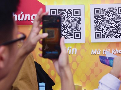 Việc tiếp cận rộng hơn với các tổ chức tài chính sẽ khiến các khách hàng mới của ngân hàng dễ bị tổn thương bởi các rủi ro liên quan đến các tổ chức tài chính.