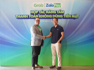 Ông Alejandro Osorio,Giám đốc điều hành Grab Việt Nam (trái) và ông Lê Hồng Minh, Nhà sáng lập, Tổng giám đốc VNG (phải).