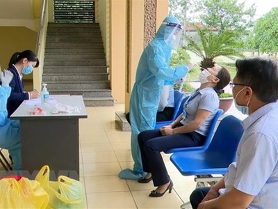 Xét nghiệm COVID-19 cho người dân tại thị xã Đông Triều ngày 3/11/2021. (Ảnh: Văn Đức/TTXVN)