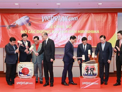 Các đại biểu cùng tham gia vào nghi thức Kagamibiraki chào mừng đường bay Vietjet đến Hiroshima.