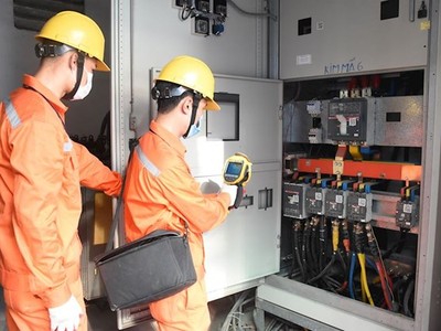 Nhân viên EVNHANOI kiểm tra vận hành thiết bị điện. (Ảnh: PV/Vietnam+).