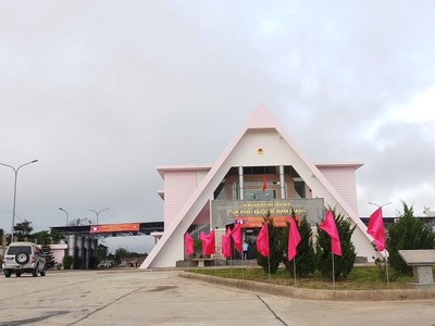 Lượng hàng hóa lưu thông qua Cửa khẩu Quốc tế Nam Giang ngày càng tăng do đó tỉnh Quảng Nam đề xuất mở rộng, nâng cấp dự án quốc lộ 14D.