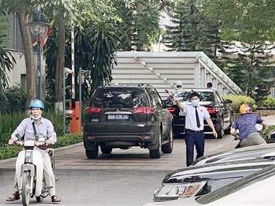 Sáng 7/6, lực lượng chức năng tới nhà riêng Bộ trưởng Bộ Y tế Nguyễn Thanh Long làm nhiệm vụ. (Ảnh: Phạm Kiên/TTXVN)