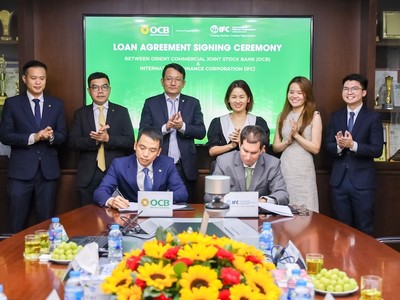 Đại diện lãnh đạo OCB và IFC tiến hành ký kết hợp đồng khoản vay
