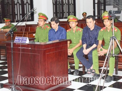 Hai bị cáo tại phiên tòa sơ thẩm. Ảnh: Báo Sóc Trăng.