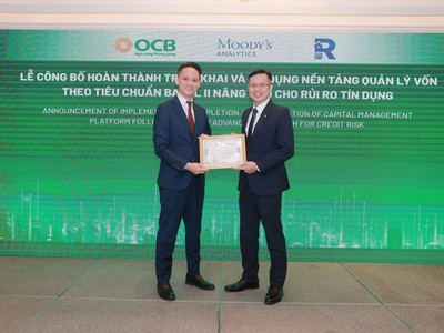 Ông Lê Thanh Quý Ngọc, Giám đốc khối Quản lý Rủi ro OCB nhận giấy chứng nhận hoàn thành triển khai và áp dụng nền tảng quản lý vốn theo Basel II nâng cao từ Moody’s Analytic .