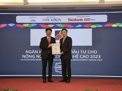 Đại diện Agribank (trái) nhận Giải thưởng “Ngân hàng hỗ trợ đầu tư cho nông nghiệp công nghệ cao”.