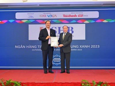 Đại diện SHB được vinh danh tại hạng mục “Ngân hàng Tiêu biểu về Tín dụng xanh năm 2022” tại giải thưởng “Ngân hàng Việt Nam tiêu biểu 2022”