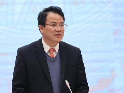 Thứ trưởng Bộ Kế hoạch và Đầu tư Trần Quốc Phương trả lời phỏng vấn tại buổi họp báo Chính phủ tối 3/1 (ảnh: Nhật Bắc)
