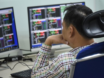 Nhà đầu tư cá nhân trong nước liên tiếp mua ròng, trong khi khối ngoại bán ròng