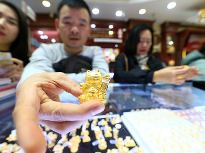 Giá vàng hôm nay ngày 22/3: "Ngóng tin" từ Fed, vàng đồng loạt lao dốc
