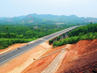Thi công Dự án cao tốc Bắc - Nam đoạn La Sơn - Túy Loan. Ảnh: Đ.T