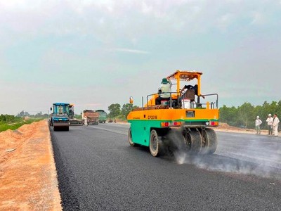 Thảm bê tông nhựa trên tuyến cao tốc Trung Lương - Mỹ Thuận.