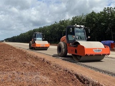 Máy móc lu đường sau khi cấp phối đá dăm trên cao tốc Phan Thiết-Dầu Giây. (Ảnh: Công Phong/TTXVN)