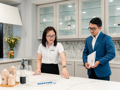 Nhân viên Vicostone giới thiệu sản phẩm Đá Vicostone cho khách hàng tại Showroom