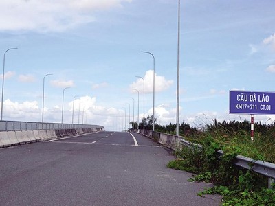 Một đoạn tuyến đang chờ hoàn thiện tại cao tốc Bến Lức - Long Thành