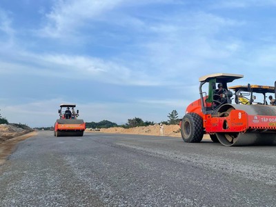 Thi công cao tốc Bắc - Nam đoạn Cam Lâm - Vĩnh Hảo.