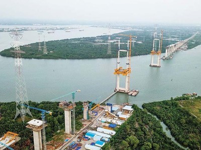 Một đoạn cao tốc Bến Lức - Long Thành thi công dang dở.