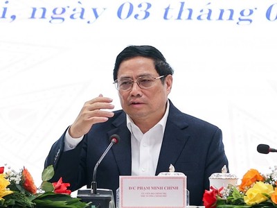 Thủ tướng dành nhiều thời gian phân tích 5 vấn đề liên quan tới điện gồm nguồn điện, tải điện, phân phối điện, sử dụng điện và giá điện và đề nghị Bộ Công Thương phải suy nghĩ thấu đáo vấn đề giá điện theo tinh thần lợi ích hài hoà, khó khăn và rủi ro chia sẻ giữa Nhà nước, doanh nghiệp và người dân - Ảnh: VGP