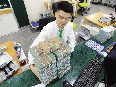 Ngân hàng đang “sẵn tiền”, nhưng nhiều doanh nghiệp sản xuất - kinh doanh không dám vay, do lãi suất cao, đơn hàng giảm.