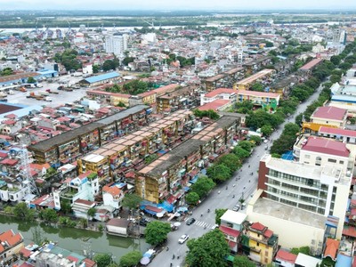 Toàn cảnh 10 dãy chung cư ở phường Vạn Mỹ trên đường Đà Nẵng. Ảnh: Lê Tân