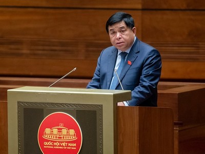 Bộ trưởng Bộ Kế hoạch và Đầu tư Nguyễn Chí Dũng tại kỳ họp thứ năm của Quốc hội.
