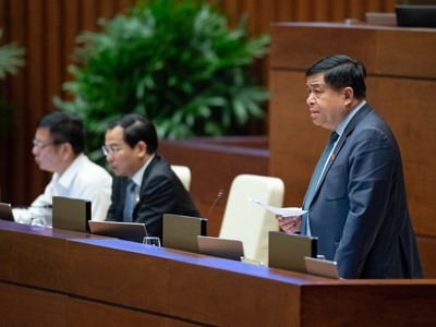 Bộ trưởng Bộ Kế hoạch và Đầu tư Nguyễn Chí Dũng phát biểu giải trình trong phiên làm việc tại Hội trường chiều ngày 8/6