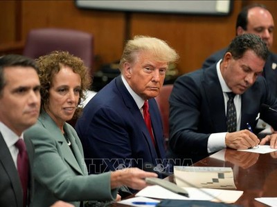 Cựu Tổng thống Mỹ Donald Trump (thứ 3, trái) tại phiên xét xử của tòa án hình sự Manhattan ở New York, Mỹ ngày 4/4. Ảnh: AFP/TTXVN