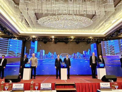 Thứ trưởng Bộ Khoa học và Công nghệ Lê Xuân Định cùng các đại biểu TP. Hải Phòng cùng các Đại sứ nhấn nút khai mạc Techfest Hải Phòng 2023