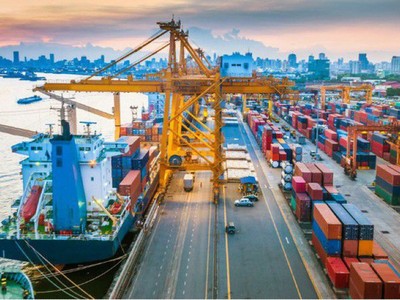 Xuất khẩu hàng hóa vẫn đang suy giảm nhưng tình hình đã tích cực hơn.