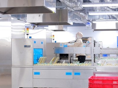 Một dây chuyền chế biến suất ăn của Công ty cổ phần Suất ăn Hàng không Nội Bài (NCS)-đơn vị thành viên của Vietnam Airlines.