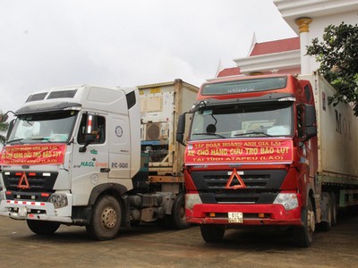 Hoàng Anh Gia Lai đã bàn giao cho chính quyền tỉnh Attapeu 2 xe container với nhiều hàng hoá thiết yếu để hỗ trợ khẩn cấp cho người dân bị vỡ đập thuỷ điện Xe Pian - Xe Namnoy