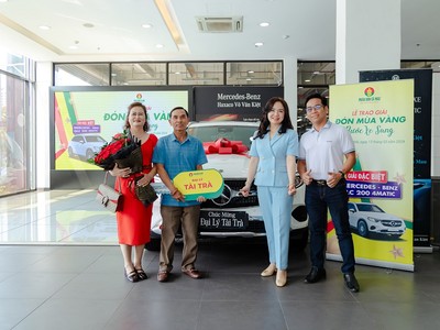 Phân bón Cà Mau chúc mừng khách hàng may mắn trúng xe Mercedes Benz