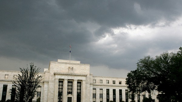 Động thái trì hoãn cắt giảm lãi suất của Fed gây bất lợi cho các ngân hàng trung ương khác trên toàn cầu 